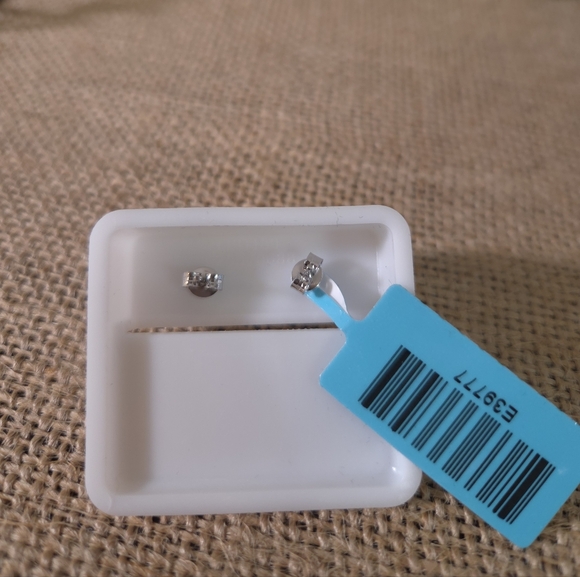 NWT 925 Sterling Silver 4.36 CTW Moissanite Heart Stud Earrings - Picture 4 of 6